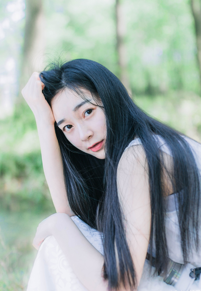“哦？”马谡闻言诧异的看向诸葛亮：“不是庞统？”